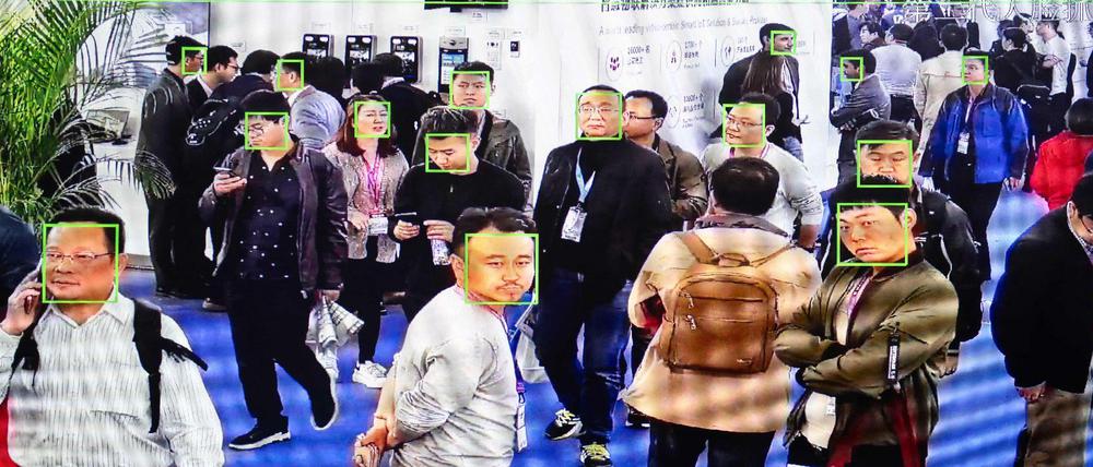 Ein Monitor auf einer Ausstellung für öffentliche Sicherheit in Peking.