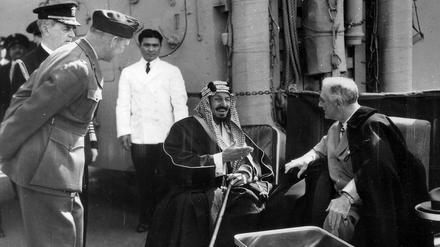 Partner. US-Präsident Franklin Roosevelt und König ibn Saud im Jahr 1945. Die USA setzen auf Saudi-Arabien als Rohstofflieferant. 