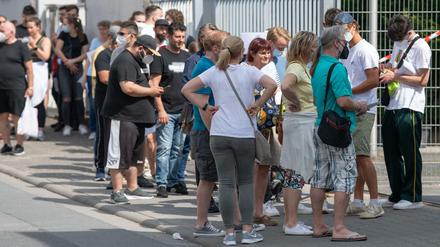 Mehr als 1500 Menschen warten bei sommerlichen Temperaturen im Freien auf Einlass in eine Arztpraxis im hessischen Babenhausen. 