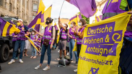 Unterstützer der Initiative „Deutsche Wohnen & Co. enteignen“ bei einer Demonstration im Juni dieses Jahres. Die Berliner Linke fordert ein entsprechendes Gesetz, wenn es für das Anliegen der Initiative eine Mehrheit gibt.