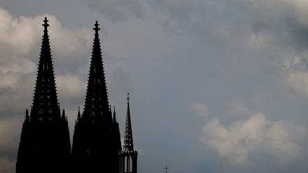 Wegen des langjährigen sexuellen Missbrauchs durch einen katholischen Priester muss das Erzbistum Köln einem Betroffenen ein Schmerzensgeld in Höhe von 300.000 Euro zahlen (Symbolbild).