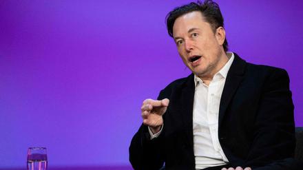 SpaceX-Gründer Elon Musk spricht auf einer Konferenz. 