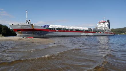Ein rund 130 Meter langes Frachtschiff ist in Schweden mit Maschinenproblemen auf Grund gelaufen. 
