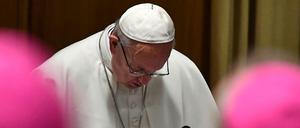 „Auf unserem Treffen lastet das Gewicht der pastoralen und kirchlichen Verantwortung", sagte Papst Franziskus zum Beginn des Krisengipfels im Vatikan.