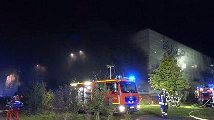 Die Feuerwehr löscht einen Großbrand in dem Parkhaus am Flughafen Münster / Osnabrück. 