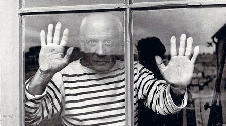 Robert Doisneau fotografierte den Maler Pablo Picasso 1952 in einem Streifenhemd in seinem Atelier im französischen Vallauris. Das Foto war in der Ausstellung „Picasso. Fenster zur Welt“ im Hamburger Bucerius Kunst Forum zu sehen.