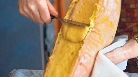 Die Schnittfläche des Käses großer Hitze aussetzen, das Weiche mit dem Messer auf einen Teller schaben – so geht Raclette. 