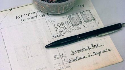 Abgefangen. Die Kopie einer Postkarte aus dem Archiv der Stasi. Der DDR-Geheimdienst analysierte und öffnete systematisch Briefe. 
