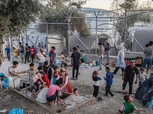 Hinter Gittern und Stacheldraht. Geflüchtete Familien auf Lesbos. 