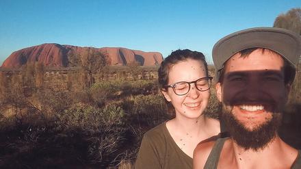 Erst eine Reise durchs Outback, dann der erzwungene Stopp: Kathrin Galanopoulus und ihr Freund vor dem Ayers Rock.