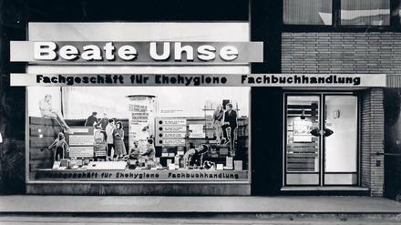 Das erste Mal. Ein Sex-Shop ist längst längst keine Attraktion mehr. 1962 war das noch anders, da eröffnete Beate Uhse in der Angelburger Straße in Flensburg den ersten Sex-Shop der Welt.