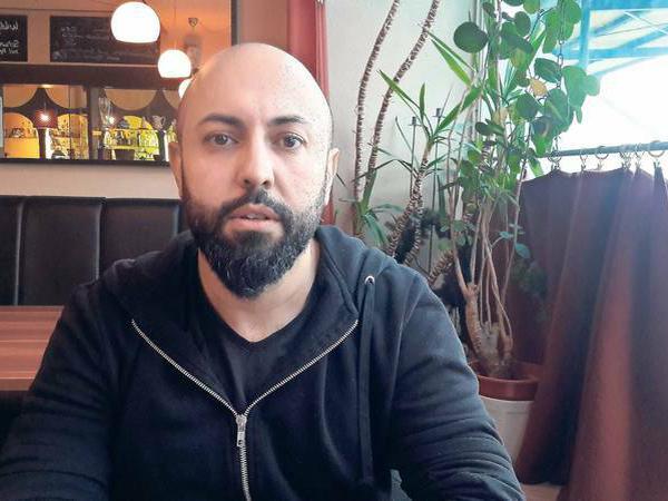 Ferat Kocak im Café Reuters 179, von dort aus wurde er im Januar 2018 bis nach Hause verfolgt.