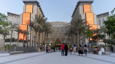 Der Eingang der Expo mit der mächtigen überdachten Plaza.