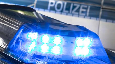 ARCHIV - 27.07.2015, ---: Eine Blaulicht leuchtet auf dem Dach eines Polizeiwagens. Von islamistisch motivierten Extremisten geht aus Expertensicht nach wie vor «eine hohe abstrakte Gefahr für terroristische Anschläge in Deutschland» aus. (zu dpa: «Experten-Bericht: Kein Grund zur Entwarnung vor islamistischem Terror») Foto: Friso Gentsch/dpa +++ dpa-Bildfunk +++