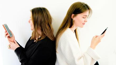 Ins Handy vertieft – und ins Gespräch: Claudia Seiring (links) und Kim Jüditz.
