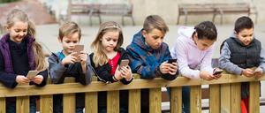 Kinder sollten früh die Welt hinter dem Smartphone verstehen.