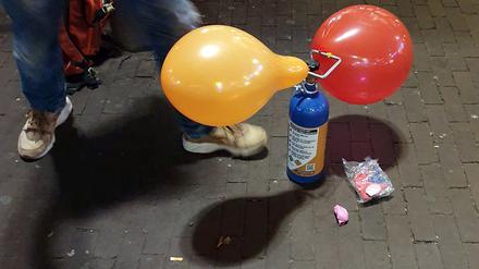 Ein Straßenhändler verkauft mit Lachgas gefüllte Luftballons 