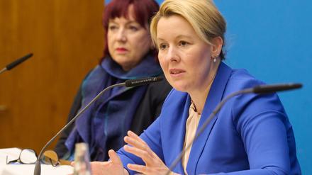 Streit um Lehrerverbeamtung: Berlins Regierende Bürgermeisterin Franziska Giffey (r., SPD) hat nach Tagesspiegel-Informationen für Dienstag zum Chefgespräch geladen. 