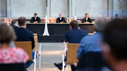 Der Vorsitzende Richter Johannes Wieseler (M) und seine Kollegen Volker Messing (l) und Dirk Pelzer sitzen zu Beginn der Berufungsverhandlung. 