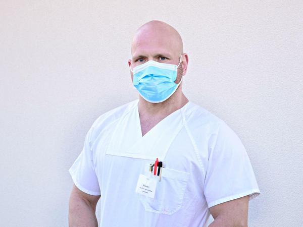 Ricardo Lange ist Intensivpfleger in Berlin. In seiner Kolumne "Außer Atem" berichtet er wöchentlich von seiner Arbeit an der Corona-Front.