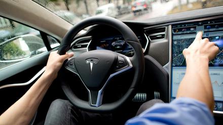 Das automatisierte Fahrsystem des Elektroauto-Herstellers Tesla steht in der Kritik.