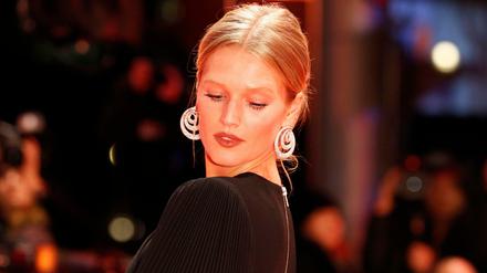 Das Model Toni Garrn auf der Berlinale mit Ohrringen von Chopard.