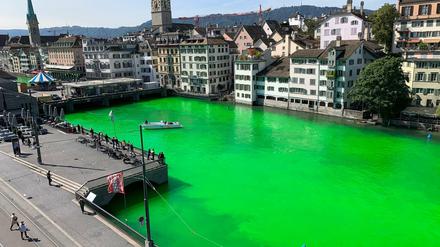 Dieses von der Stadtpolizei Zürich zur Verfügung gestellte Foto zeigt die von Unbekannten in Grün eingefärbte Limmat.