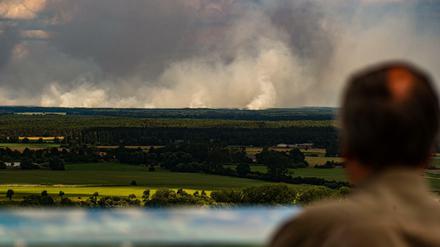 Blick von einem Aussichtsturm auf den Waldbrand bei Lübtheen