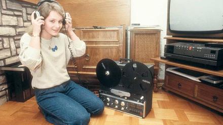 Ein bisschen Nostalgie: 1984 ließ sich Schlagersängerin Nicole für eine Homestory mit ihrem Tonbandgerät fotografieren. Die teure Technik von damals steht auch sonst noch in vielen Wohnzimmern und wartet auf Anschluss an die digitale Welt. Foto: imag/teutopress