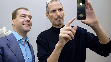Steve Jobs präsentiert das neue iPhone.