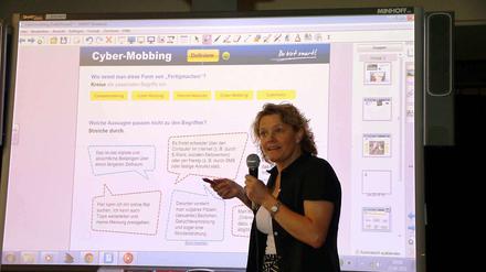 Unternehmerin Antje Minhoff stellt das Projekt "Du bist smart!" vor, das Schülern beim Umgang mit Cybermobbing helfen soll.