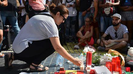 Am Tag nach dem Terroranschlag in Barcelona gedenken die Menschen den Opfern des Angriffs.