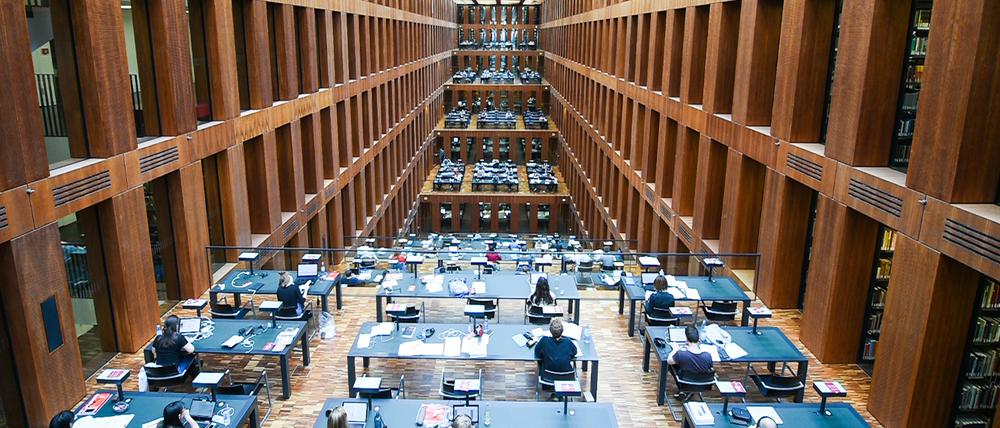 Wo sind die Archive? Studenten sitzen an Arbeitsplätzen im Jacob-und-Wilhelm-Grimm-Zentrum, der Universitätsbibliothek der Humboldt-Universität zu Berlin. 