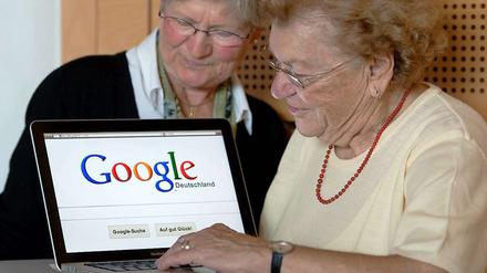 Absolute Marktmacht. Auch diese Seniorinnen aus Niederbayern kommen im Netz an der Suchmaschine nicht vorbei.