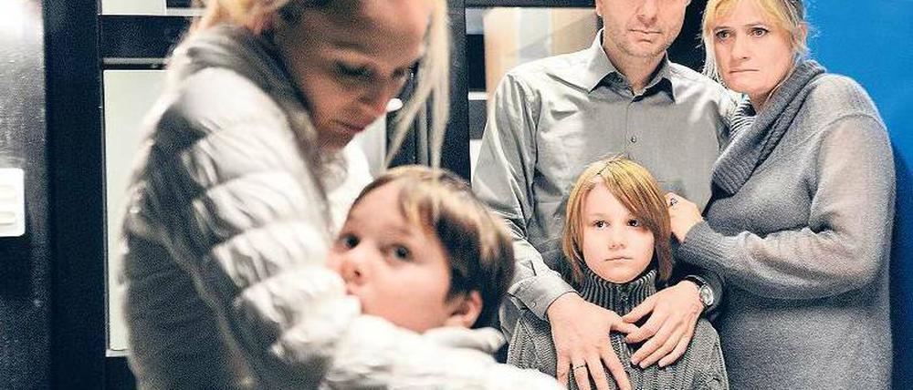 Schwerer Abschied. Nicole (Petra Schmidt-Schaller, li.) fasst einen heroischen Entschluss: Sie lässt ihren Sohn Dennis gehen. Foto: SWR