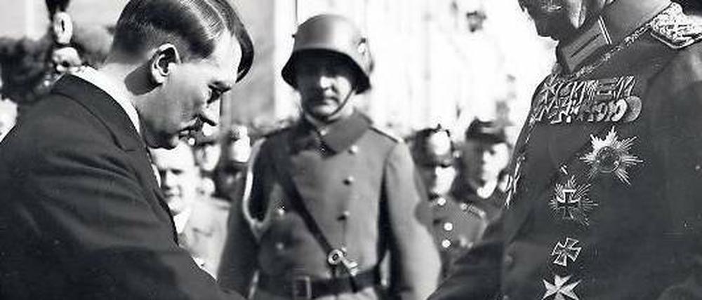 Am Tag von Potsdam, dem 21. März 1933, reicht Reichskanzler Adolf Hitler (links) Reichspräsident Paul von Hindenburg demütig die Hand. Foto: Arte