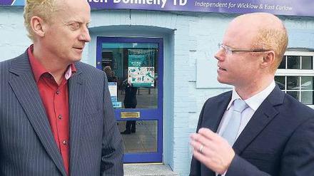 Wirft der EZB Kanonenbootpolitik vor. Der irische Parlamentarier Stephen Donnelly (rechts) im Gespräch mit Doku-Macher Harald Schumann. Foto: RBB