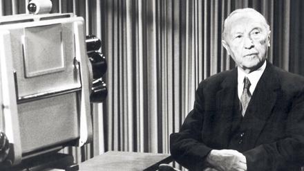 Das Programm bin ich. Konrad Adenauer hatte die Möglichkeiten des Mediums Fernsehens rasch für sich erkannt. Mit dem „Freien Fernsehen“ wollte er mehr davon. Foto: dpa