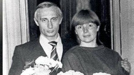 „Er habe ein Problem mit Frauen“. Oder doch mehr mit dem Weltfrieden? Wladimir Putin mit seiner Frau Lyudmila und Tochter Katya, im Frühling 1985. 