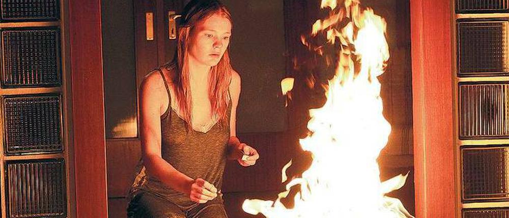 Neben der brennenden Leiche ihres Entführers und religiösen „Erziehers“ wird die 17-jährige Rebecca (Gro Swantje Kohlhof) völlig verstört gefunden.