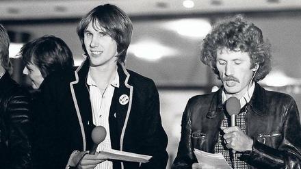 Alan Bangs (links) und Albrecht Metzger moderieren 1982 eine "Rockpalast-Nacht" in der Essener Grugahalle.