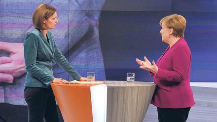 Berlin direkter. ZDF-Moderatorin Bettina Schausten (links) und Bundeskanzlerin Angela Merkel.