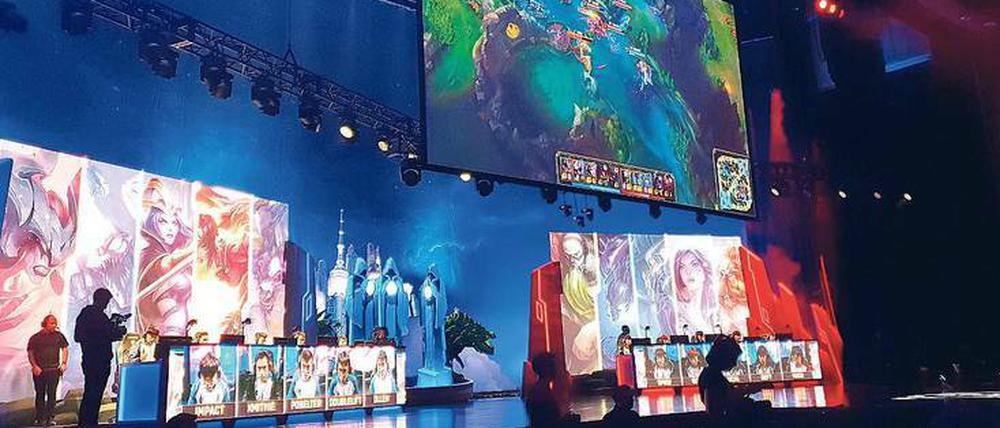 eSports-Events wie die „League of Legends“-Weltmeisterschaften 2018 in Südkorea füllen große Arenen. Mit eSports1 startet am Donnerstag in Deutschland ein Sender, der die Turniere jetzt auf die heimischen TV-Bildschirme bringt. 