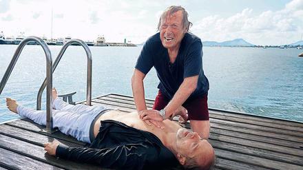 Aufgeben gilt nicht. Matula (Claus Theo Gärtner, rechts) versucht, das Leben des Yachtbesitzers Ingo Schumann (Jochen Horst) zu retten. Foto: ZDF/Pfeiffer