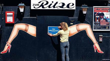Wo das Fernsehen nicht hinkommt, wo Europa aber gewählt werden kann. Die Initiative #SayYesToEurope bietet an, die Briefwahlunterlagen in der Kneipe „Zur Ritze“ auf der Reeperbahn in Hamburg auszufüllen. 