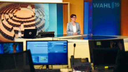 Gleich geht’s los? Die CDU-Vorsitzende Annegret Kramp-Karrenbauer wartet am Sonntag auf ihren Auftritt im ARD-Wahlstudio.