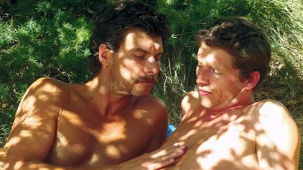 Im besten Sinne normal. „Der Fremde am See“ aus der Film-Reihe „rbb Queer“ (großes Foto mit Christophe Paou, l., und Pierre Deladonchamps, läuft am 16. 8. im RBB), 