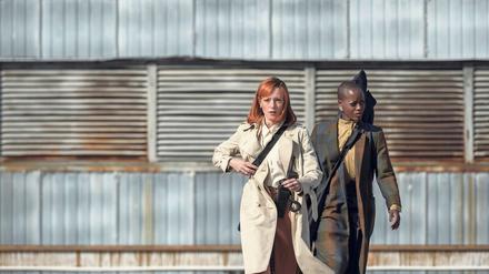 Noch befinden sich die Gewehre auf dem Rücken: Rose (Florence Kasumba, rechts) und Brigitte (Lavinia Wilson) wurden auf Lenora Rauch alias Maria Schrader angesetzt. 