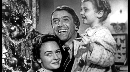 Dem Engel Clarence sei dank.  George Bailey (James Stewart, gr. Foto) hat wieder Freude am Leben gefunden und feiert Weihnachten. 