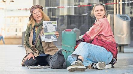 Auf der Dom-Platte: Die Obdachlose Monika Keller (Rike Eckermann, links) kümmert sich um Ella Jung (Ricarda Seifried), die vor ihrem gewalttätigen Mann geflohen ist.